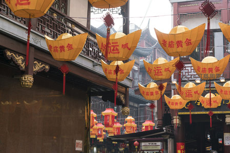金元宝造型灯笼装点古街