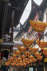 古街金元宝灯笼高悬，喜庆氛围满溢