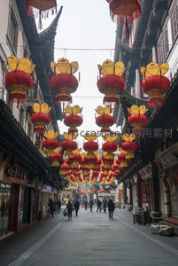 红黄灯笼铺满古巷，游人如织享年味