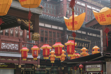 飞檐斗拱间灯笼摇曳，古韵悠长迎宾客