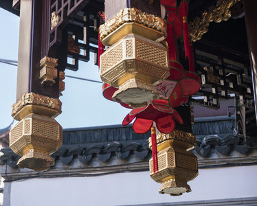 雕梁画栋配金灯，细节尽显古建之美