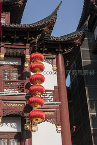 朱柱飞檐挂红灯，古建光影显庄严