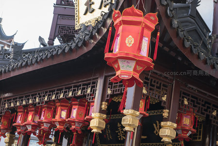 红灯笼高挂古庙檐下