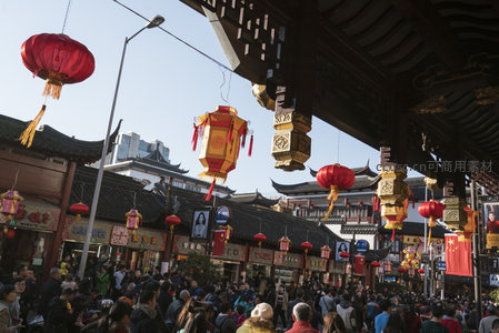 人潮涌动的古风商业街