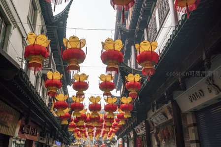 红黄灯笼装点古巷天际