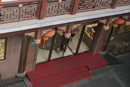 红毯铺就古韵门廊，灯笼高悬迎宾