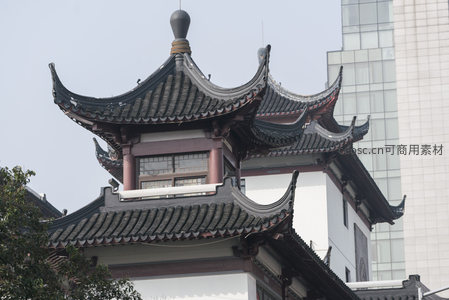 古塔飞檐对现代高楼，新旧交融景致