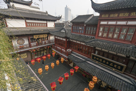 俯瞰古商城院落与现代高楼