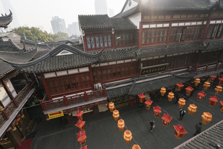 古建筑群与都市天际线相映