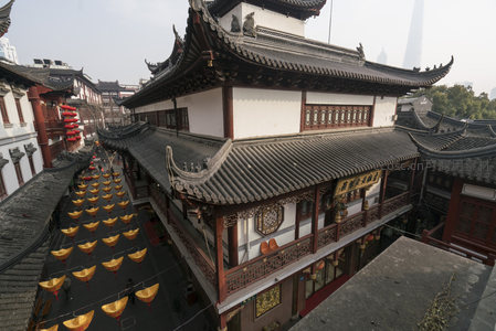 挂满金盏灯饰的传统商业街