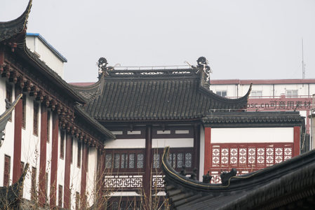 飞檐翘角下的传统建筑细节