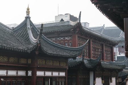 层叠飞檐与雕花斗拱的特写