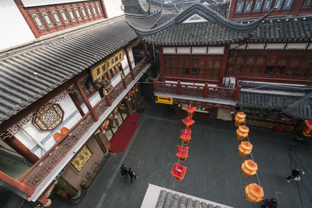 庭院深深红灯映衬古韵悠长