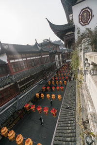 高阁俯瞰古街灯笼如星点点