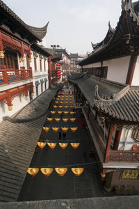 长街通幽金灯列阵古风扑面