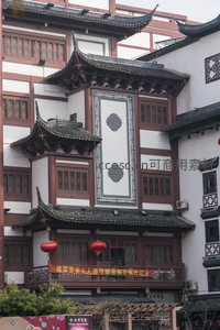 白墙黛瓦雕窗映日古韵盎然