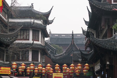 古韵飞檐与红灯笼交相辉映