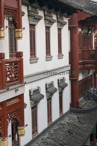 白墙黛瓦间的精致窗棂细节