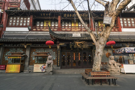 石狮守门老字号中药铺前