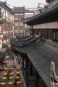 古街飞檐下的金色元宝与红灯笼