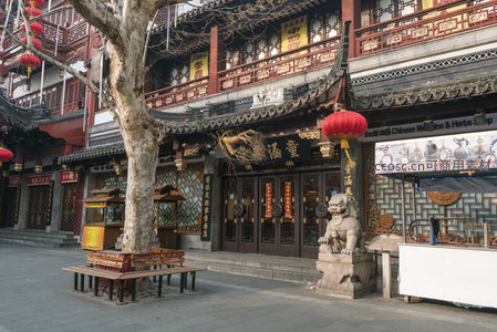 石狮守卫的传统中药铺门面