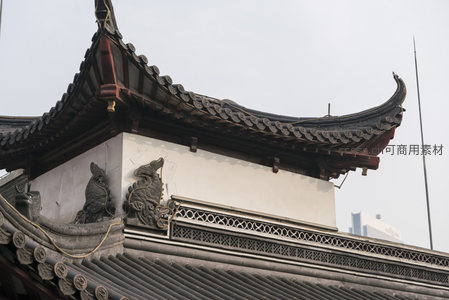 飞檐斗拱上的精美瓦当与雕刻