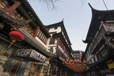 仰望古街两旁林立的飞檐楼阁