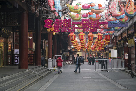 彩灯装饰的步行商业街