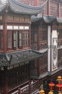 精致木雕窗棂与飞檐瓦顶特写