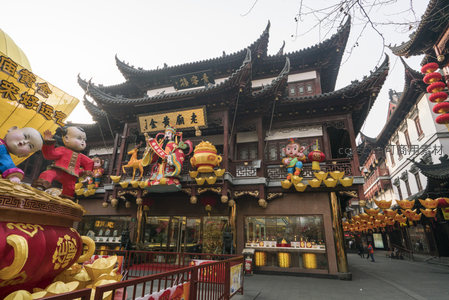 节庆装饰下的传统楼阁热闹非凡