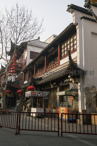 街角古建旁红灯笼点缀冬日树影