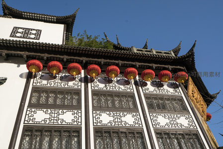红灯笼高挂白墙黛瓦映衬古韵
