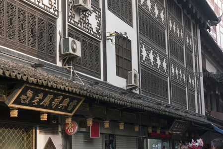 老街店铺门面，招牌古韵犹存