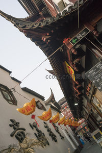 飞檐翘角古巷道，灯笼高挂迎宾客