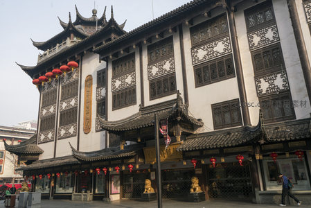 传统商业楼群，红灯高悬迎新春