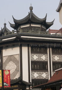 中式塔楼飞檐，雕梁画栋显古韵