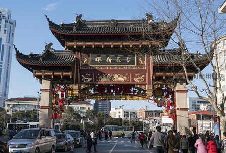 古色古香牌楼矗立街头，人潮涌动显繁华