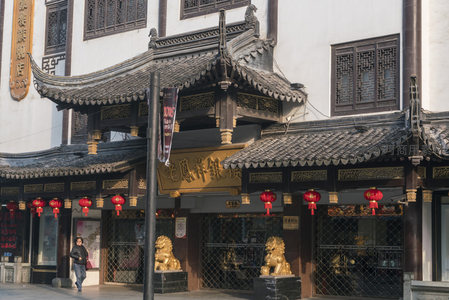 老凤祥银楼门前，红灯笼高挂迎宾客