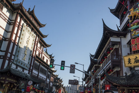 仰拍古韵街道，青瓦白墙映蓝天