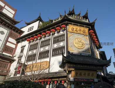 老凤祥银楼金碧辉煌，红灯笼点缀古韵