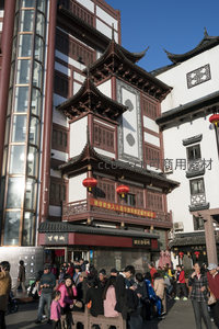 古风商铺前人潮涌动热闹非凡