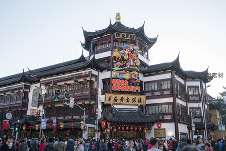 老庙黄金楼前人潮涌动热闹非凡