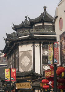 飞檐翘角古塔与红灯笼交相辉映