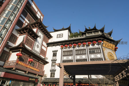 蓝天映衬下传统商铺红灯高挂