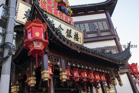 金碧辉煌的银楼门楣与红灯笼