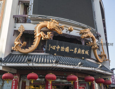 城隍庙金龙盘柱，红灯高挂迎宾客