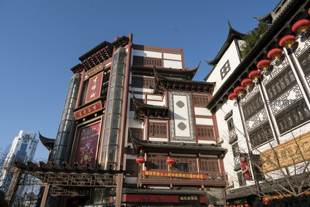 古韵楼阁映蓝天，现代都市藏古风