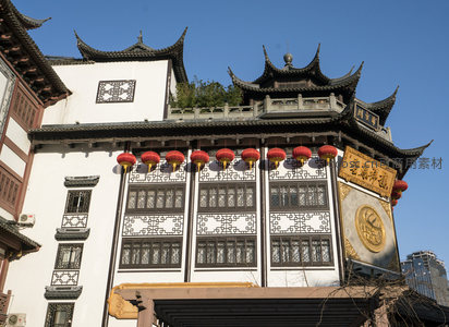 白墙黛瓦雕花窗，红灯高悬古韵浓