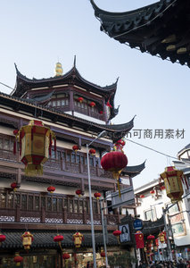 古塔飞檐挂彩灯，人潮涌动闹市中