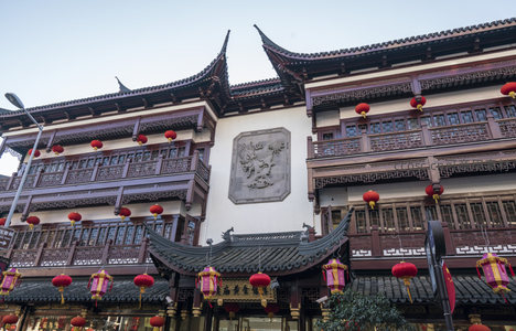 飞檐斗拱雕龙壁，红灯映照古商城